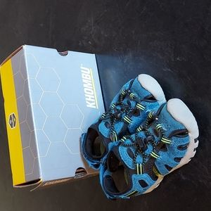 Khombu sandals size 9